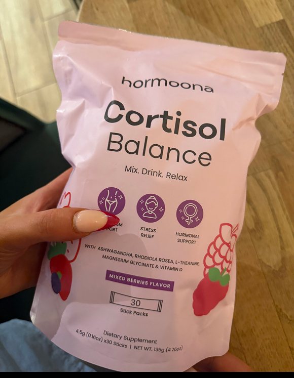 Hormoona Cortisol Balance bag held in hand